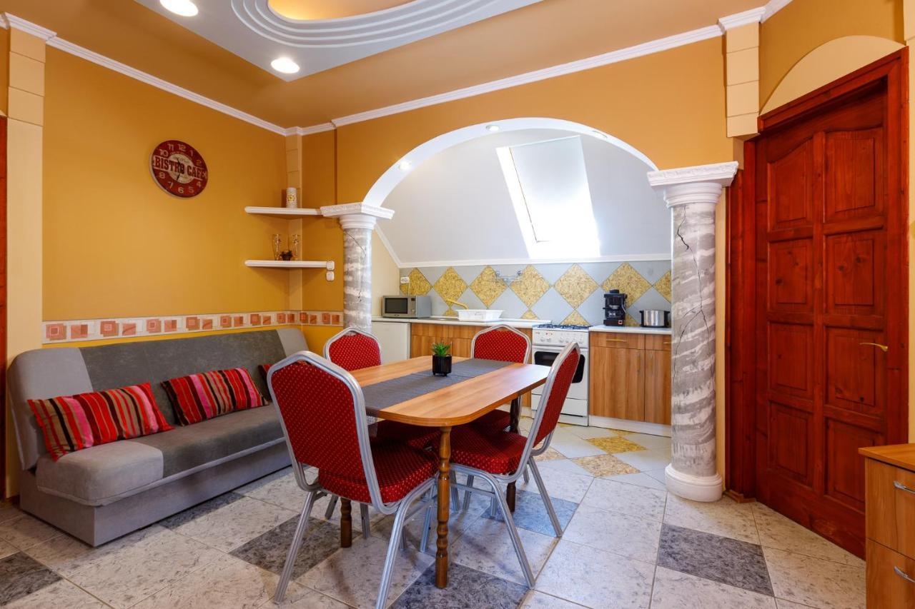 Central Apartman Гюла Екстериор снимка