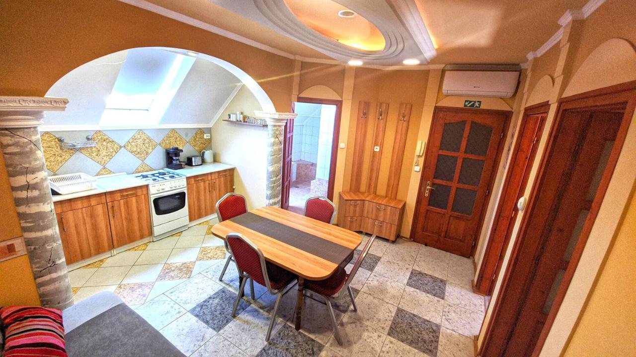 Central Apartman Гюла Екстериор снимка