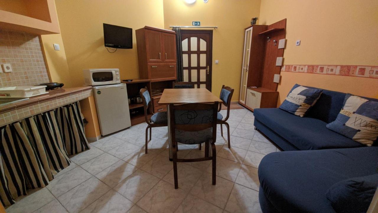 Central Apartman Гюла Екстериор снимка