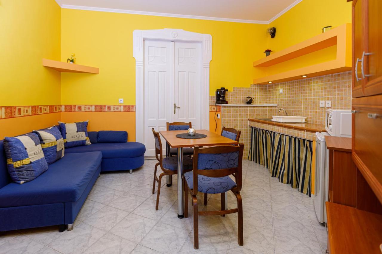 Central Apartman Гюла Екстериор снимка
