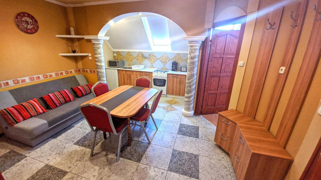 Central Apartman Гюла Екстериор снимка